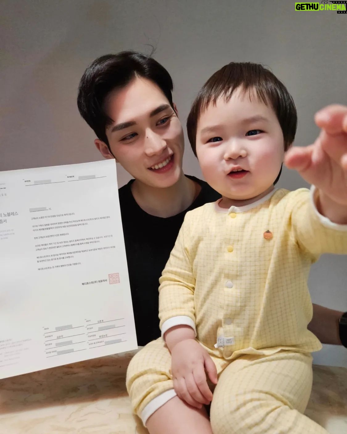 Kim Jun-ho - 29.3K Likes - .
슈돌에서 잠깐이나마 해본 만삭 체험
열달간의 출산준비는 정말 펜싱보다 어려운 거더라구요
그래도 #슈퍼맨 아빠들의 필수 #출산준비물
은우에게 금메달 따겠다는 약속을 지킨 것처럼
은동이를 건강하게 지켜주겠다는 약속을 위해
병원검진 때 #제대혈평생보관 #내돈내산 하고 왔지요.
모르고는 지나쳐도,
알면 지나칠 수 없는 #제대혈보관
전 은우덕에 이미 잘~ 알고 있어서
둘째 예비아빠의 야무진 출산준비로 잊지않고 신청했어요!
출산 때 단 한 번 채취할 수 있는 탯줄 속 혈액,
#제대혈 속에는 줄기세포와 면역세포가 풍부하게 들어있어서
100여개나 되는 다양한 질병의 치료에 사용된다는 사실은
이제 너무나 잘 알고 있으니까,
오랜만에 울 은우 제대혈도 잘 보관되고 있는 거 확인했으니
은동이 제대혈도 소중히 보관해줄께
형아처럼 건강하게만 자라자 💛
우리 아기들 지켜주는 #태아보험 이자,
소중한 생명자원인 제대혈이 아깝게 버려지는 일이 없기를
#예비아빠 라면, #제대혈가치알리기 함께해주세요
슈돌 준호아빠도 동참합니다!!
#슈퍼맨이돌아왔다 #슈돌 #슈돌아빠 #출산준비
#메디포스트 #셀트리 #제대혈