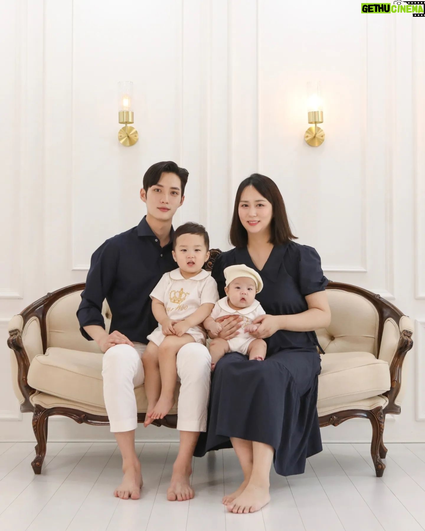 Kim Jun-ho - 228.1K Likes - .
👨👩👦👦