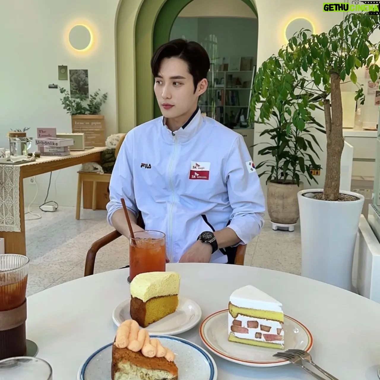 Kim Jun-ho - 19.8K Likes - .
역시 남자들끼리 카페는 어색하구나😅