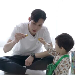 Kim Jun-ho Instagram - #광고 #레고코리아 @legokorea_official

설 연휴 동안 은우랑 뭐 하고 놀지 고민했는데 
은우의 집중력을 최대치로 끌어올린 최고의 장난감을 찾았습니다!
 
바로바로 🎈레고 듀플로🎈와 함께한 호우부자의 놀이 시간!!

저의 특별한 놀이법부터 은우의 장난기 넘치는 모습까지 영상으로 알차게 담아봤는데요!
우리 은우 이 정도면 레고 모델(?)을 꿈꿔 볼 수 있겠죠?

과연 은우의 최애 놀이법이 무엇일지 궁금하다면
다음 주 월요일 12시에 유튜브 채널 ‘준호말고준호’로 보러 오세요!

#레고듀플로 #레고코리아 #아빠표놀이 #듀플로놀이법