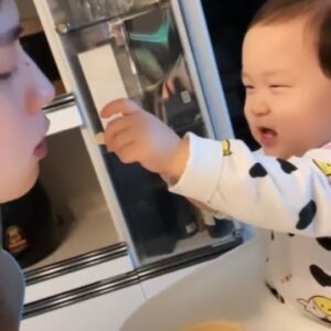Kim Jun-ho Instagram - 간식 절대 안 뺏기는 은우랑 나눠먹는 사이가 됐어요😊😘