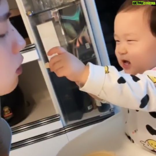 Kim Jun-ho - 26.9K Likes - 간식 절대 안 뺏기는 은우랑 나눠먹는 사이가 됐어요😊😘