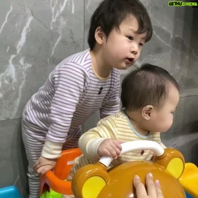 Kim Jun-ho - 141.9K Likes - 은우야 너도 진성 선생님 팬 다 됐구나?🤭
정우는 더 연습하자🤗