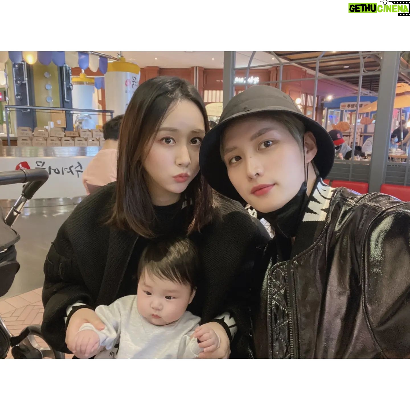 Kim Jun-ho - 26.6K Likes - .
오늘은 커플룩으로☺
오랜만에 은우랑 아이컨택👀
.
(사진찍을때만 마스크 벗었어요)