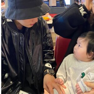 Kim Jun-ho Instagram - .
오늘은  커플룩으로☺
오랜만에 은우랑 아이컨택👀
.
(사진찍을때만 마스크 벗었어요)