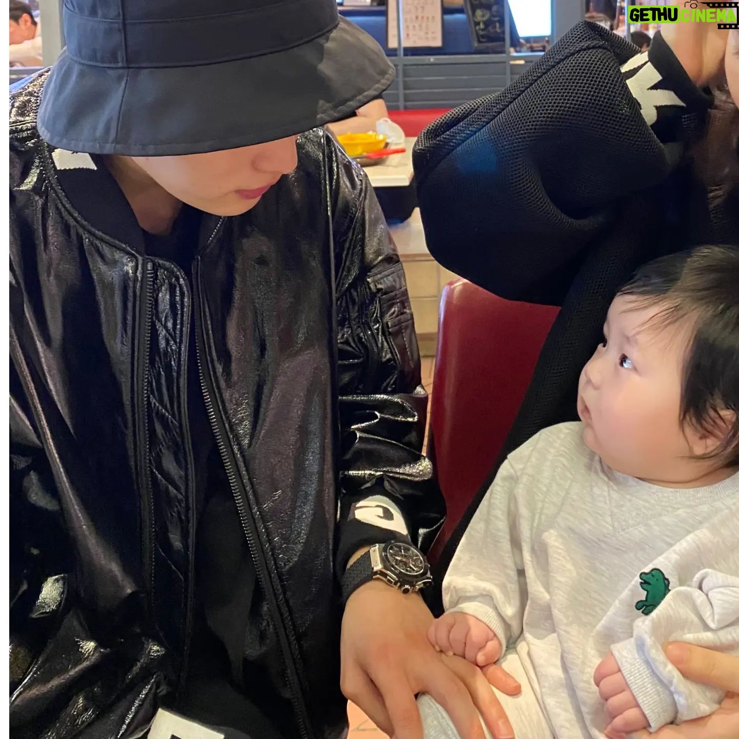 Kim Jun-ho - 26.6K Likes - .
오늘은 커플룩으로☺
오랜만에 은우랑 아이컨택👀
.
(사진찍을때만 마스크 벗었어요)