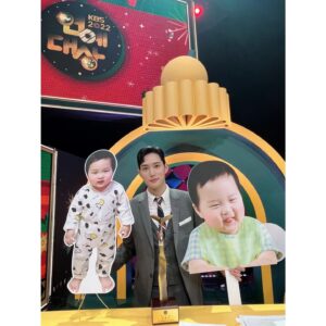 Kim Jun-ho Instagram - .
2022 KBS연예대상
인기상&베스트아이콘상 수상🏆
.
처음으로 참석한 연예대상에 수상과시상을 같이했습니다.
수상과 시상때 긴장을해서 감사한분들께 인사를 다 전하지 
못한거 같아 글로 남깁니다.
.
우선 저희가족을 잘 나올수있게 도와주신 슈돌 피디님,감독님,작가님
모든 제작진분들께 감사드리고 항상 뒤에서 서포트해주시는
해와달엔터 식구 모든분들에게도 감사합니다.

그리고 나의보물 은우와 은우를 지금까지 건강하게 잘 키워준
아내에게도 고맙고 사랑한단 말 전하고 싶습니다.

앞으로도 저희가족 좋은 추억만들수 있게 응원해 주시고 사랑해주시면 감사하겠습니다.

마지막으로 우리슈돌가족분들에게도 감사드리고 화이팅입니다!

모두 즐겁고 행복한 크리스마스 보내세요🎄
.
#kbs연예대상#슈돌
#인기상
#베스트아이콘상