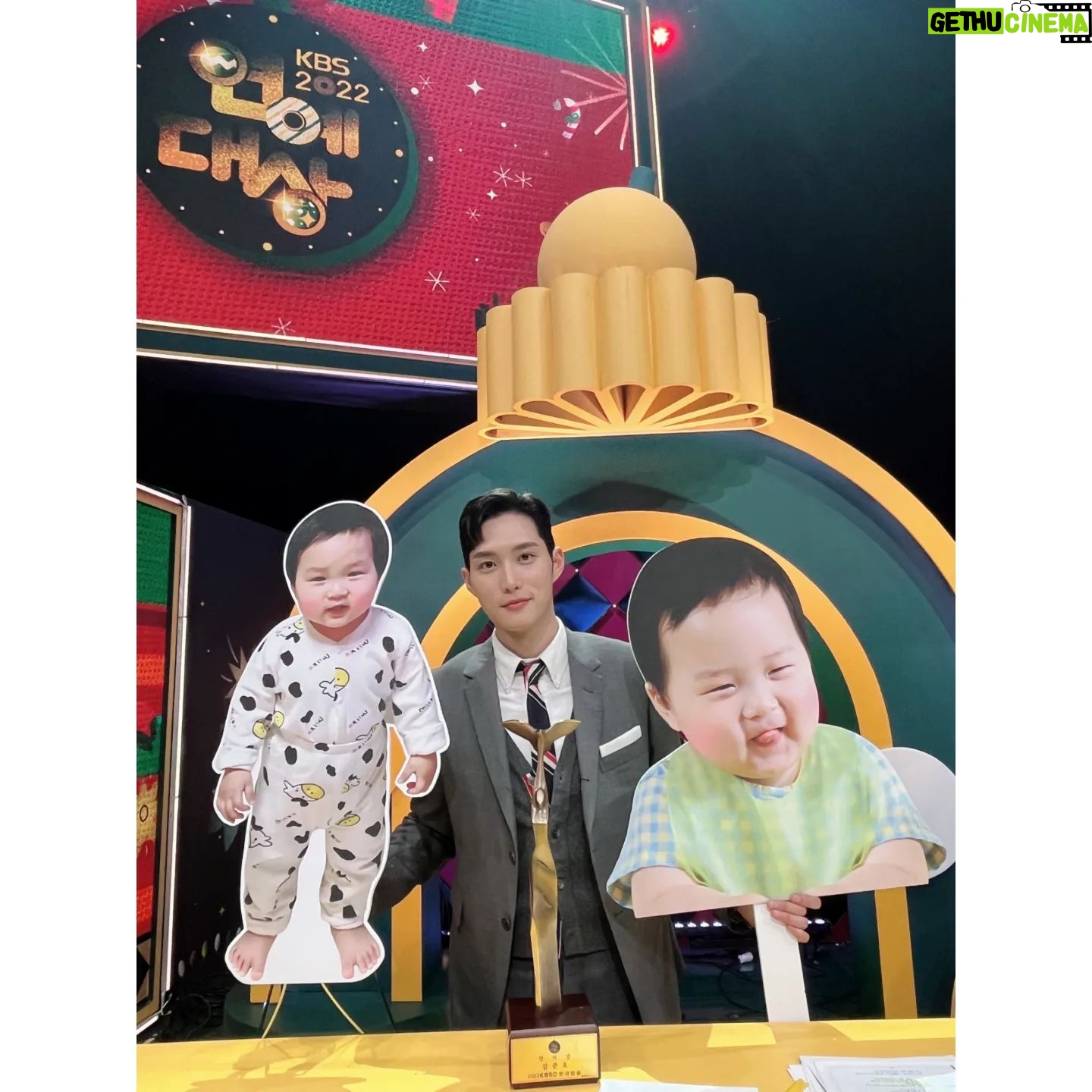 Kim Jun-ho - 16.4K Likes - .
2022 KBS연예대상
인기상&베스트아이콘상 수상🏆
.
처음으로 참석한 연예대상에 수상과시상을 같이했습니다.
수상과 시상때 긴장을해서 감사한분들께 인사를 다 전하지
못한거 같아 글로 남깁니다.
.
우선 저희가족을 잘 나올수있게 도와주신 슈돌 피디님,감독님,작가님
모든 제작진분들께 감사드리고 항상 뒤에서 서포트해주시는
해와달엔터 식구 모든분들에게도 감사합니다.
그리고 나의보물 은우와 은우를 지금까지 건강하게 잘 키워준
아내에게도 고맙고 사랑한단 말 전하고 싶습니다.
앞으로도 저희가족 좋은 추억만들수 있게 응원해 주시고 사랑해주시면 감사하겠습니다.
마지막으로 우리슈돌가족분들에게도 감사드리고 화이팅입니다!
모두 즐겁고 행복한 크리스마스 보내세요🎄
.
#kbs연예대상#슈돌
#인기상
#베스트아이콘상
