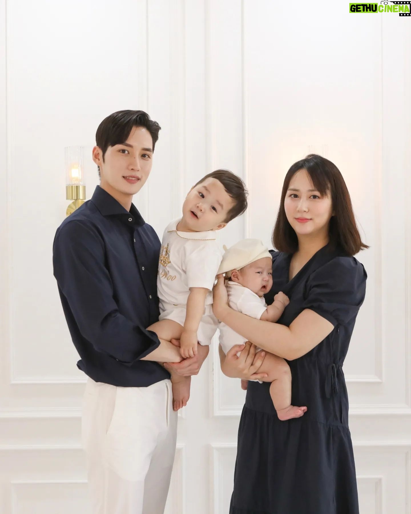 Kim Jun-ho - 228.1K Likes - .
👨👩👦👦