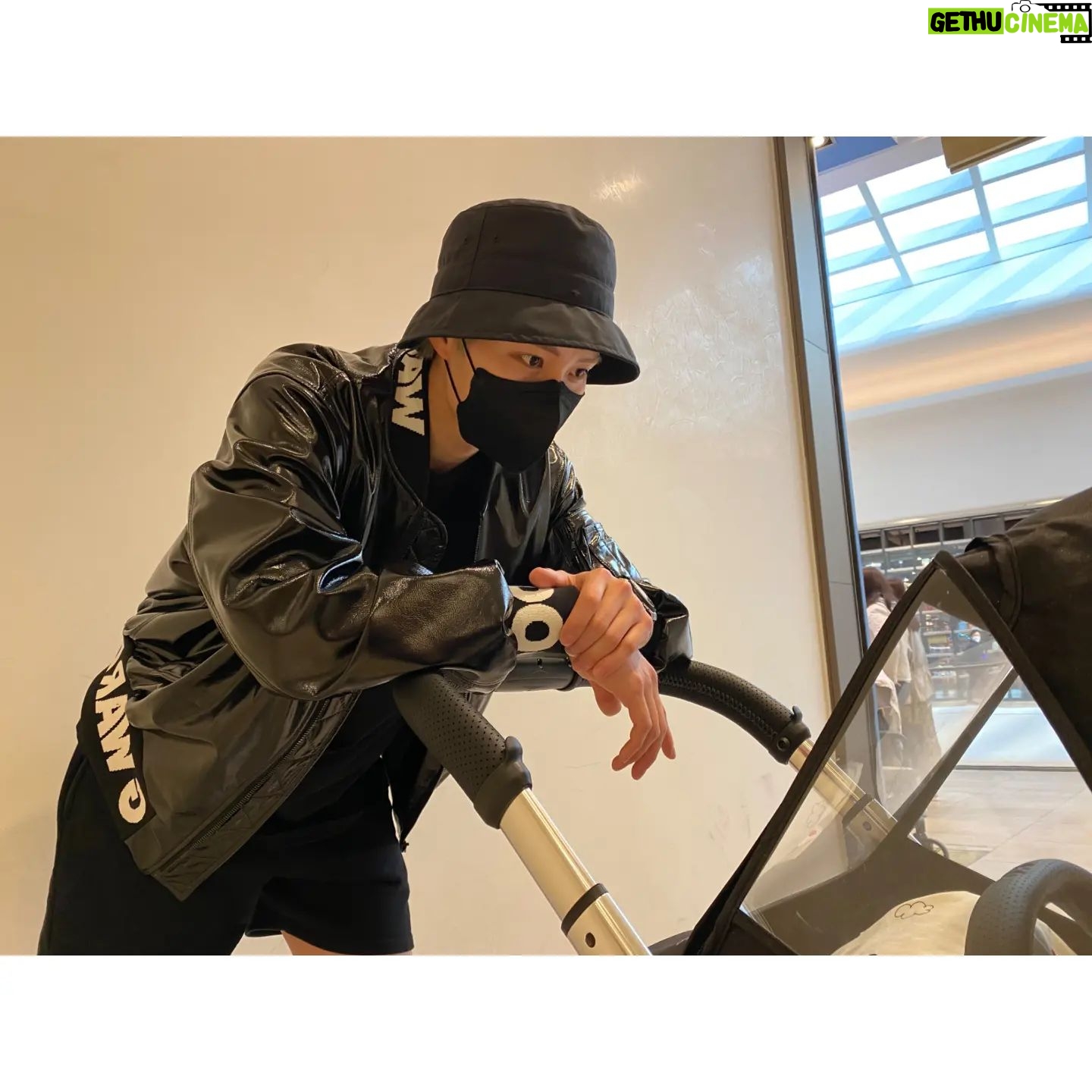 Kim Jun-ho - 26.6K Likes - .
오늘은 커플룩으로☺
오랜만에 은우랑 아이컨택👀
.
(사진찍을때만 마스크 벗었어요)