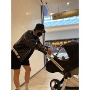Kim Jun-ho Instagram - .
오늘은  커플룩으로☺
오랜만에 은우랑 아이컨택👀
.
(사진찍을때만 마스크 벗었어요)