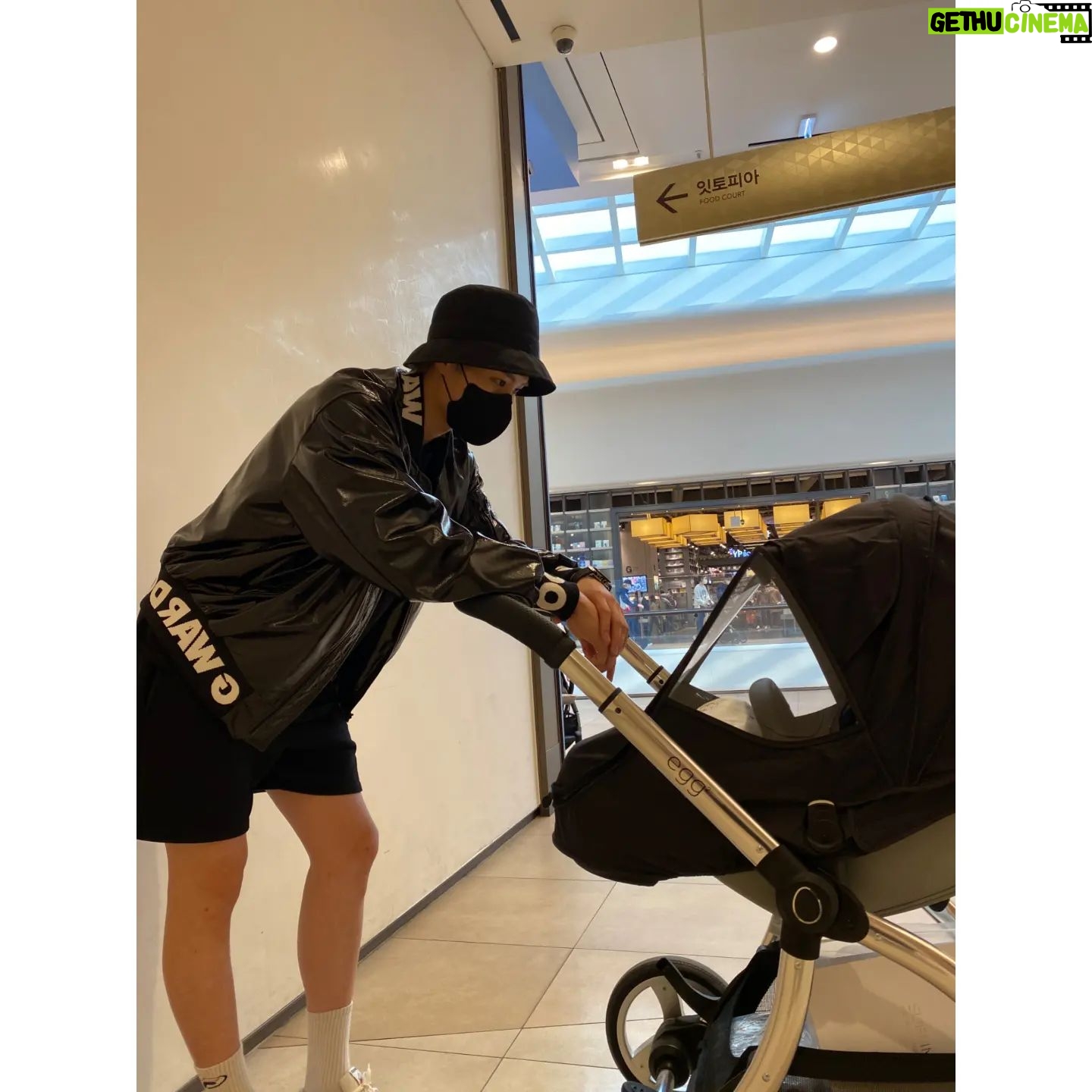 Kim Jun-ho - 26.6K Likes - .
오늘은 커플룩으로☺
오랜만에 은우랑 아이컨택👀
.
(사진찍을때만 마스크 벗었어요)