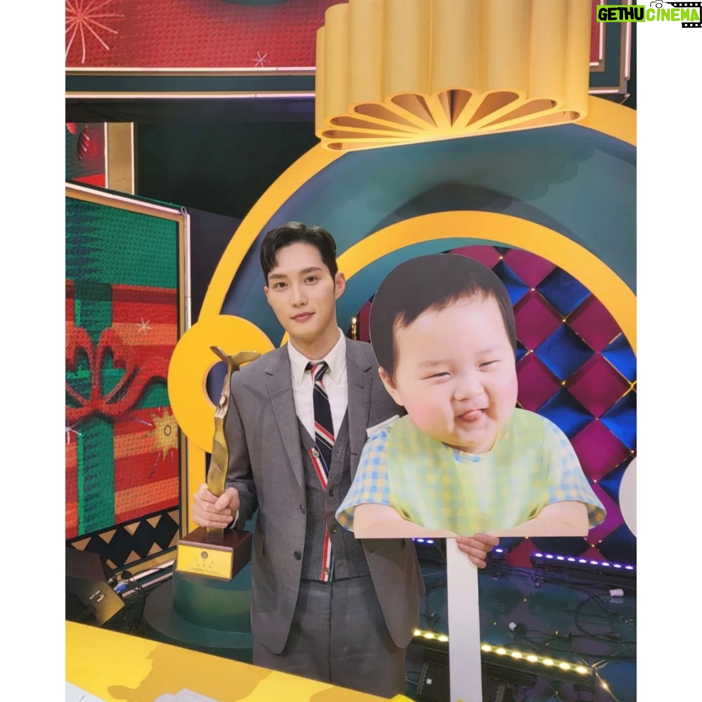 Kim Jun-ho - 16.4K Likes - .
2022 KBS연예대상
인기상&베스트아이콘상 수상🏆
.
처음으로 참석한 연예대상에 수상과시상을 같이했습니다.
수상과 시상때 긴장을해서 감사한분들께 인사를 다 전하지
못한거 같아 글로 남깁니다.
.
우선 저희가족을 잘 나올수있게 도와주신 슈돌 피디님,감독님,작가님
모든 제작진분들께 감사드리고 항상 뒤에서 서포트해주시는
해와달엔터 식구 모든분들에게도 감사합니다.
그리고 나의보물 은우와 은우를 지금까지 건강하게 잘 키워준
아내에게도 고맙고 사랑한단 말 전하고 싶습니다.
앞으로도 저희가족 좋은 추억만들수 있게 응원해 주시고 사랑해주시면 감사하겠습니다.
마지막으로 우리슈돌가족분들에게도 감사드리고 화이팅입니다!
모두 즐겁고 행복한 크리스마스 보내세요🎄
.
#kbs연예대상#슈돌
#인기상
#베스트아이콘상