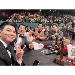 Kim Jun-ho Instagram - .
2022 KBS연예대상
인기상&베스트아이콘상 수상🏆
.
처음으로 참석한 연예대상에 수상과시상을 같이했습니다.
수상과 시상때 긴장을해서 감사한분들께 인사를 다 전하지 
못한거 같아 글로 남깁니다.
.
우선 저희가족을 잘 나올수있게 도와주신 슈돌 피디님,감독님,작가님
모든 제작진분들께 감사드리고 항상 뒤에서 서포트해주시는
해와달엔터 식구 모든분들에게도 감사합니다.

그리고 나의보물 은우와 은우를 지금까지 건강하게 잘 키워준
아내에게도 고맙고 사랑한단 말 전하고 싶습니다.

앞으로도 저희가족 좋은 추억만들수 있게 응원해 주시고 사랑해주시면 감사하겠습니다.

마지막으로 우리슈돌가족분들에게도 감사드리고 화이팅입니다!

모두 즐겁고 행복한 크리스마스 보내세요🎄
.
#kbs연예대상#슈돌
#인기상
#베스트아이콘상