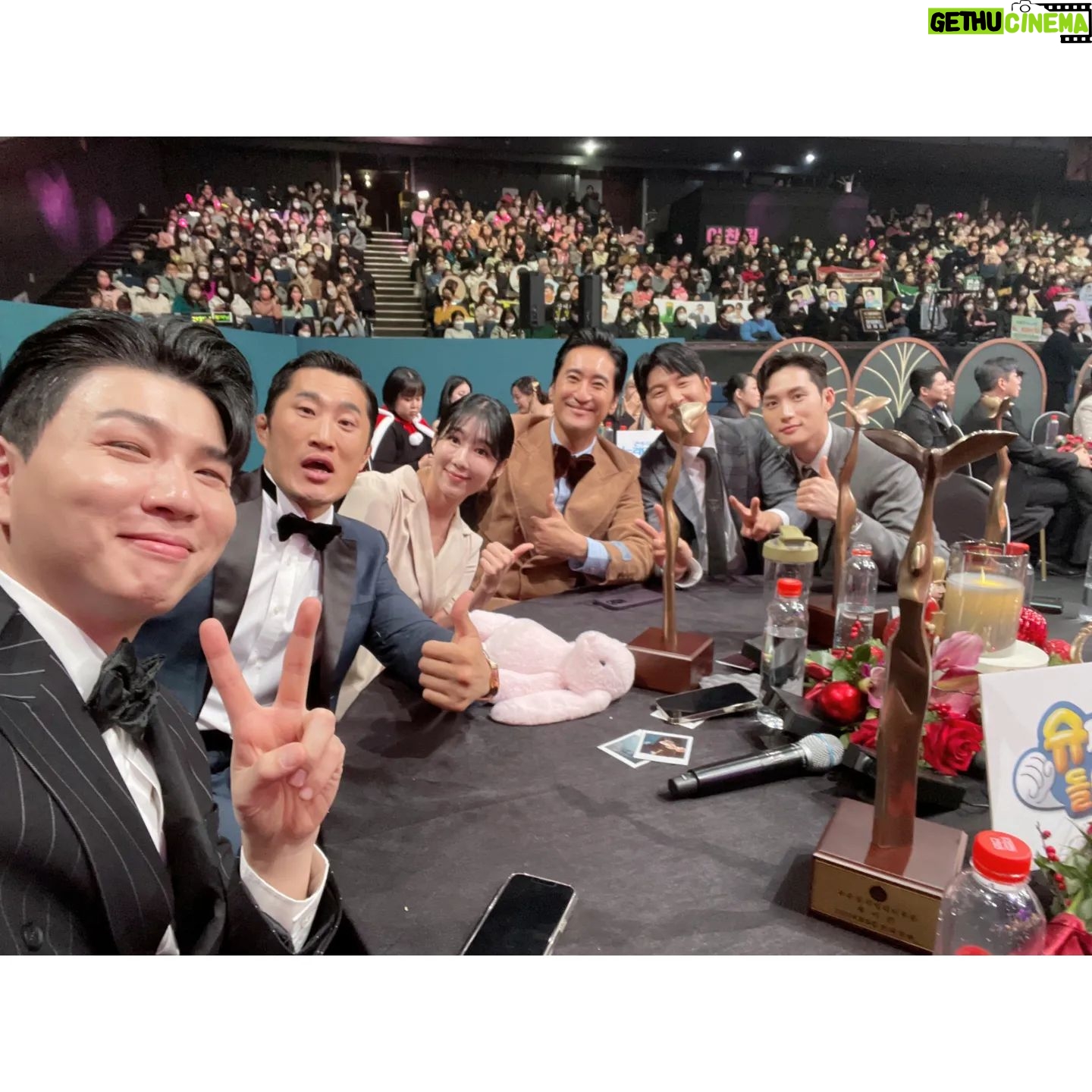 Kim Jun-ho - 16.4K Likes - .
2022 KBS연예대상
인기상&베스트아이콘상 수상🏆
.
처음으로 참석한 연예대상에 수상과시상을 같이했습니다.
수상과 시상때 긴장을해서 감사한분들께 인사를 다 전하지
못한거 같아 글로 남깁니다.
.
우선 저희가족을 잘 나올수있게 도와주신 슈돌 피디님,감독님,작가님
모든 제작진분들께 감사드리고 항상 뒤에서 서포트해주시는
해와달엔터 식구 모든분들에게도 감사합니다.
그리고 나의보물 은우와 은우를 지금까지 건강하게 잘 키워준
아내에게도 고맙고 사랑한단 말 전하고 싶습니다.
앞으로도 저희가족 좋은 추억만들수 있게 응원해 주시고 사랑해주시면 감사하겠습니다.
마지막으로 우리슈돌가족분들에게도 감사드리고 화이팅입니다!
모두 즐겁고 행복한 크리스마스 보내세요🎄
.
#kbs연예대상#슈돌
#인기상
#베스트아이콘상