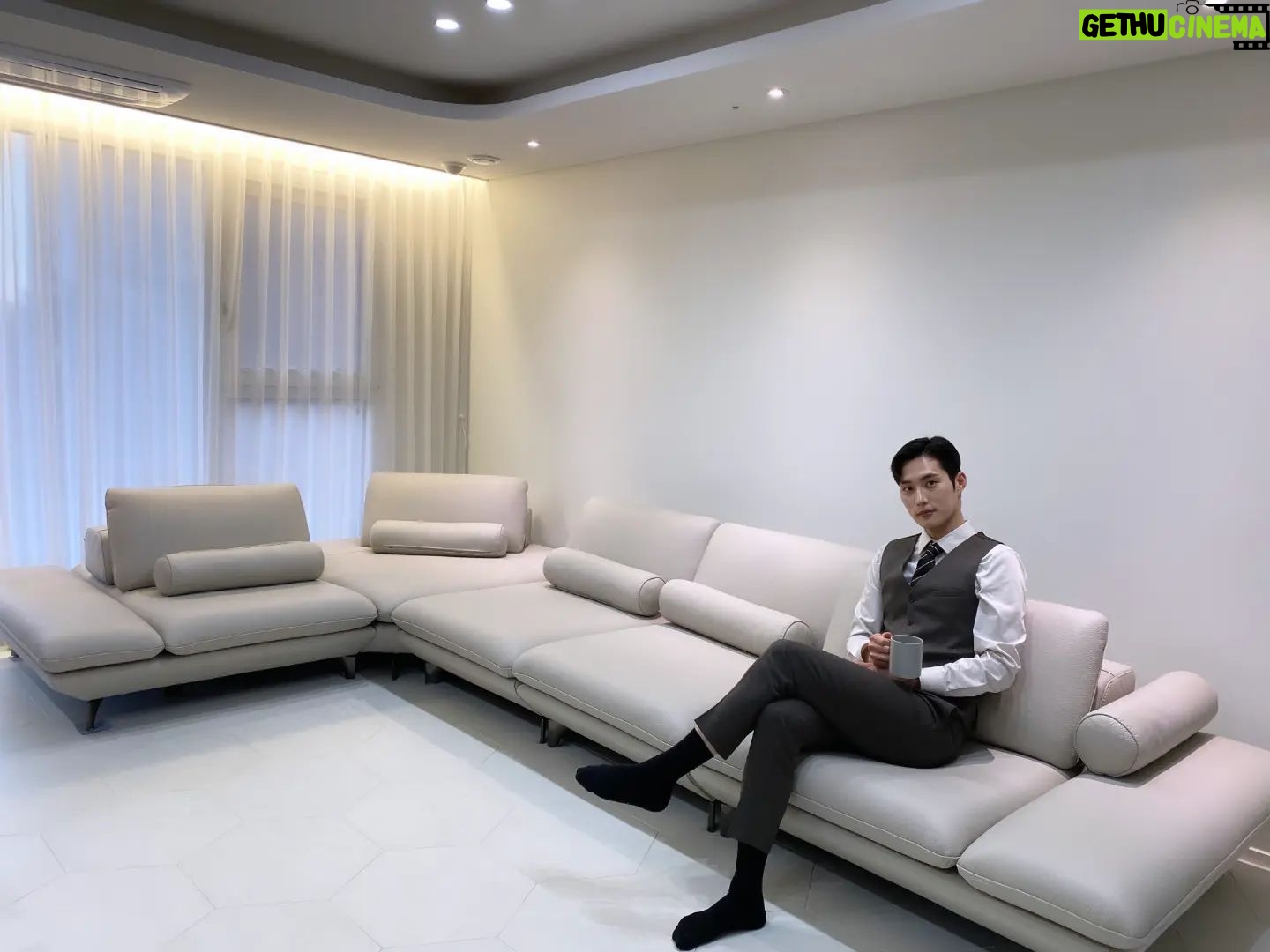 Kim Jun-ho - 68.2K Likes - .
#다우닝 쇼파 덕분에 거실 분위기가 확 달라졌습니다!🤩
쇼파의 중요성👍
.
#다우닝