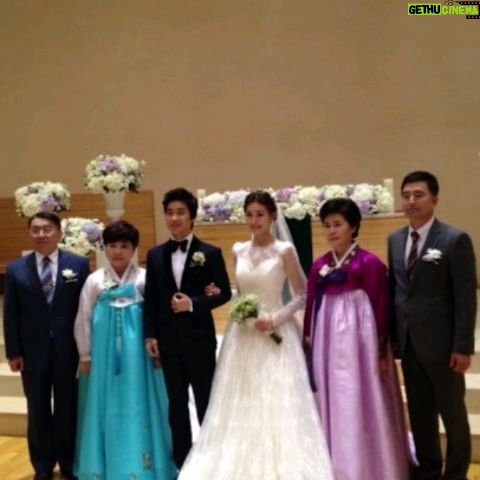 Kim Jung-hwa - 2.4K Likes - 결혼 참~~ 잘했다!!^^
남편을 조금 알거나 시댁을 아시는 분들은
늘 이렇게 이야기 하곤 합니다ㅎ
너네 시댁은 사기케릭터(?)야~~!!
세상에 이런 시댁은 없었다!!✋️
감히 자랑하고 싶은 사랑하는 나의 가족💜
#커피마실래요결혼할래요
#두번째엄마
#사랑합니다🙆♀️