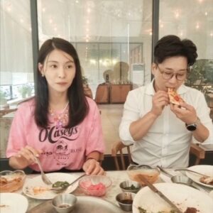 Kim Jung-hwa Instagram - 부부 사기단😅
.
.
.
.
.
#유은성씨연기좋고
#예준씨연기좋고
#결제는
#제가했습니다
#오해마세요✋️
