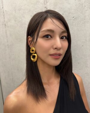 Kim Jung-hwa Instagram - 2023년의 시작은
참.. 어려운 마음으로 시작했었는데..
돌이켜보니
2023년은 감사하지 않았던 날이
하루도 없었네요~
참 많은것을 이루게 해주신 하나님께
감사하며 한해를 마무리 합니다..
여전히 무거운 마음과 힘든 일들은 있지만
돌아보면 그 시간들도 참 감사했다.. 고백할수 있는 우리가 되었으면 좋겠습니다..
한해동안 수고 많으셨어요~(토닥토닥..)
@abybomhana 
@abybom_komiyoung 
@stylistkyungnam 
최고의 아티스트와 함께 할수있어 영광입니다♡
사랑합니다♡