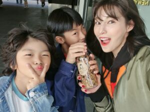Kim Jung-hwa Instagram - 늘 인터넷으로만 시켜 먹던 #골든그레인 그래놀라가 송도 트리플 스트릿 지하 1층에서  팝업 스토어 열렸다고 해서
급하게 아이들이랑 자전거 타고
달려가서 겟겟🙆‍♀️ 
내가 먹어본 그레놀라중 최고👍
현대아울렛  교보문고 가서 책도 사고 솜사탕도 먹으며 
여유로운 휴일이 지나갑니다💜
즐거운 하른 보내셨나요~~??^^
#아이들과#여유롭게보이지만
#실상은#골든그레인#으로#행복#그래놀라러버