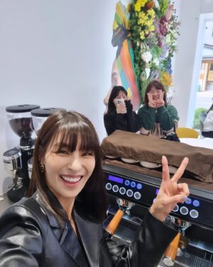 Kim Jung-hwa Instagram - 오늘 부천점 난리가 났습니다💜💜
많은 분들이 오픈 전부터 기다려주시고 
기부도 해주시고~~
함께해 주셔서 진심으로 감사했어요♡♡
저는 계속 부천점에 있습니다~~
어서 오셔서 
커피 드시고 좋은 일도 함께해 주세요.🙆‍♀️🙆‍♀️
#알리스타커피
#알리togo스타
#부천시청역점 
#오픈이벤트
#어서오세요
