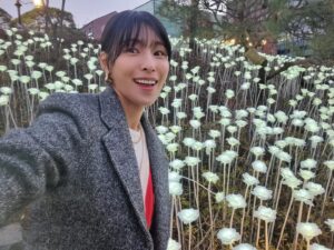Kim Jung-hwa Instagram - 나도 가봤다♡.♡
연말 느낌 물씬 나는 명동거리를 걸으며
#안구정화커피 에서
나홀로 크리스마스 분위기좀 냈습니다ㅎㅎ
'나는외롭지않다~~' 를 외치며
나름행복했습니다💜
#안구정화커피#나홀로크리스마스#신세계#명동거리