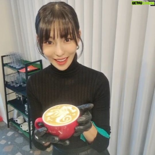 Kim Jung-hwa - 2.4K Likes - 정말 너무나 오랜만에 만들어본~~ㅎㅎ
내가 먹을려고 만든 나의 라떼아트☕️
손이 굳었다ㅠㅠ
감을 잃었다ㅠㅠ
분발하쟈~💪💪💪
#알리스타커피
#라떼아트
#오랜만
