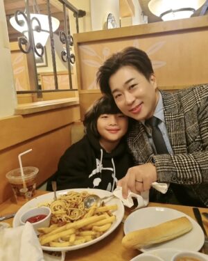 Kim Jung-hwa Instagram - 생존신고ㅎㅎ
저희 잘 지내고 있어요~~^^
여전히 바쁘고~
정신없이 열심히 하루 하루를
보내고 있지만..
감사한 마음 가득입니다~~
봄이오려고 꽃샘 추위가 기승이네요ㅎ
힘든 상황 속에도 곁에서 함께 힘이되어주는
많은 분들이 있어 힘을 내어 봅니다.
이 땅에도.. 우리의 마음에도..
얼른 꽃피는  봄이 왔으면 좋겠습니다💜
봄날같은 하루 하루 보내세요🙆‍♀️