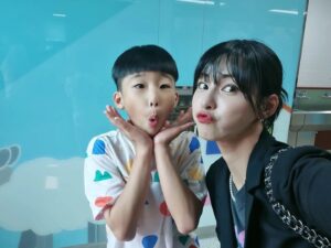Kim Jung-hwa Instagram - 내사랑 귀요미 들의
학부모 참관수업😍
부모님들보다 더 떨리는마음 으로
발표하고 수업하는 모습이
어찌나 사랑스럽던지....
엄마 언제오나~ 기대하며 빼꼼히~
문만 바라보던 너희들 모습 
잊지 못할것같아^^
고마워..
부족한 엄마아빠를
온전히 믿어주고
바라봐주고
아무 이유없이 사랑해 줘서..
#유화#유별#내사랑들#초딩