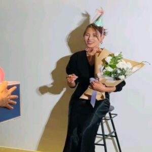 Kim Jung-hwa Instagram - 어제 오늘 정말 많은 분들의 축하를 받았습니다^^
진심으로 감사해서..
이런 과분한 사랑도 받고..
태어나길 참 잘했구나..
싶네요^^
(엄마 아빠 고마워요😭)
함께해주신 모든 분들
감사하고~ 사랑합니다🙆‍♀️
#햅삐#HBD#감사합니다#열심히살께요#🙏