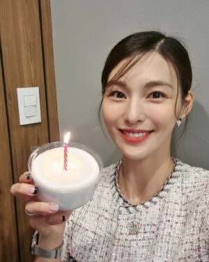 Kim Jung-hwa Instagram - 어제 오늘 정말 많은 분들의 축하를 받았습니다^^
진심으로 감사해서..
이런 과분한 사랑도 받고..
태어나길 참 잘했구나..
싶네요^^
(엄마 아빠 고마워요😭)
함께해주신 모든 분들
감사하고~ 사랑합니다🙆‍♀️
#햅삐#HBD#감사합니다#열심히살께요#🙏