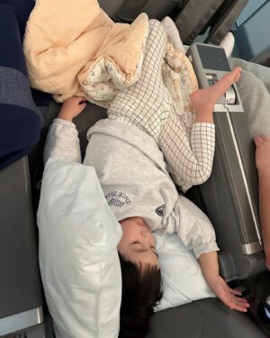 Kim Ki-bang Instagram - .
유하와 함께 처음 간 해외여행!
다른건 둘째치고 비행기를 엄청 신경썼었어요..
목적지를 하와이로 정하고나서 긴 비행시간이 제일 걱정이었어요.. 아이와 함께 하는 첫번째 해외여행이라 감이 오질않더라고요..
 처음에는 무조건 넓은 좌석이 필요하겠다 싶어서 여러항공사 비지니스석을 알아봤어요. 그러다 아이가 편할까? 라는 생각이 들더라고요..조금 더 찾아봤어요. 그러다 에어프레미아 라는 다소 생소한 항공사를 찾게 됐어요. 우리나라 신생 항공사이고 중장거리비행을 주로하는데 이번에 처음으로 하와이 운항을 한다는 걸 알았어요. 근데 아직 하와이는 운항전이라 리뷰도 없고..힝ㅜㅜ
그래도 믿고 예약을 하게 된 결정적이유는!!!! 
좌석간격과 넓이였어요!!!
보잉747 신식 비행기에 비지니스석을 없애고 프리미엄이코노미와 이코노미석만 있는데 프리미엄이코노미석이 정말 잘돼있더라고요!
사진과 설명만 보고 덜컥 예약을 했습니다!!!
이렇게 예약을해서 하와이를 다녀온 결과는..피드 사진으로 어느정도는 설명이 되죠??ㅋㅋㅋ
너무 만족스럽게 잘 다녀왔어요!!
요즘 여행계획하시는 분들 많으실텐데 비행기티켓가격..무시 못하잖아요? 에어프레미아가 운항하는 나라라면..무조건 강추!!
광고아닌 순수하게 감동해서 추천드리는 간만에 아주 긴 글이었습니다!!ㅋㅋㅋ 모두 행복하세요❤️.
.
#유하첫해외여행 #하와이 
#에어프레미아 #프리미엄이코노미