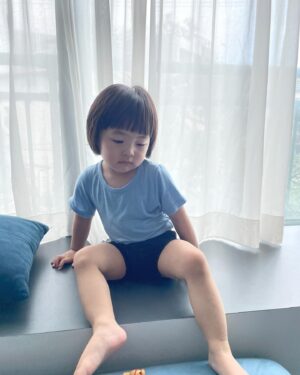 Kim Ki-bang Instagram - .
요즘들어 부쩍 많이 컸다는 생각이..
얼마전 사진들을 보는데 너무 아기아기해서 놀랐네~
사랑하는 우리 유하야!!💚
지금처럼 엄마아빠랑 재밌고 행복하게 살자~
사랑많이 줄게~
잘 받아서 다른사람들한테 나눠주는 좋은 사람되자^^
사랑해♥️
.
#희바라기방더하기그리니