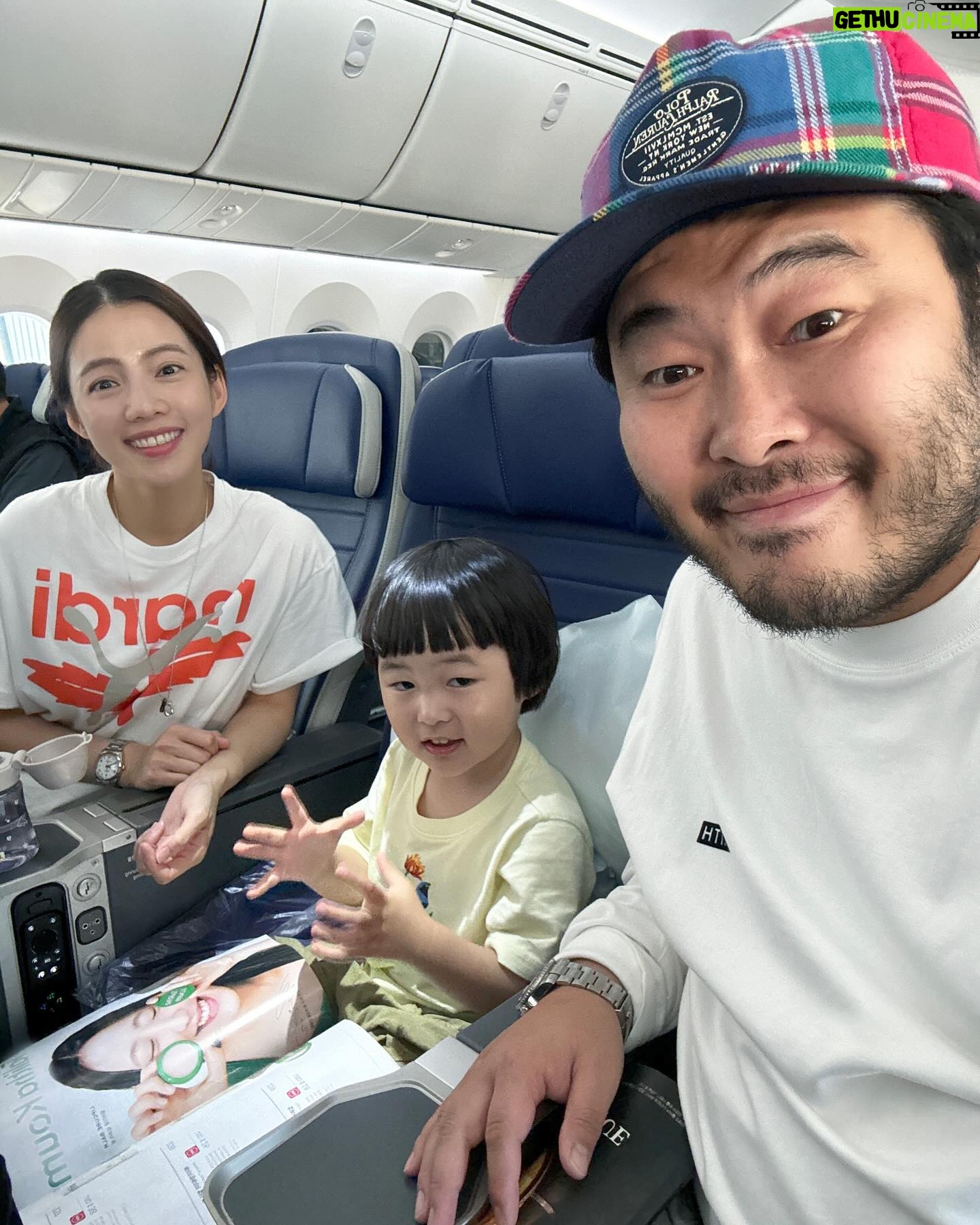 Kim Ki-bang - 8.1K Likes - .
유하와 함께 처음 간 해외여행!
다른건 둘째치고 비행기를 엄청 신경썼었어요..
목적지를 하와이로 정하고나서 긴 비행시간이 제일 걱정이었어요.. 아이와 함께 하는 첫번째 해외여행이라 감이 오질않더라고요..
처음에는 무조건 넓은 좌석이 필요하겠다 싶어서 여러항공사 비지니스석을 알아봤어요. 그러다 아이가 편할까? 라는 생각이 들더라고요..조금 더 찾아봤어요. 그러다 에어프레미아 라는 다소 생소한 항공사를 찾게 됐어요. 우리나라 신생 항공사이고 중장거리비행을 주로하는데 이번에 처음으로 하와이 운항을 한다는 걸 알았어요. 근데 아직 하와이는 운항전이라 리뷰도 없고..힝ㅜㅜ
그래도 믿고 예약을 하게 된 결정적이유는!!!!
좌석간격과 넓이였어요!!!
보잉747 신식 비행기에 비지니스석을 없애고 프리미엄이코노미와 이코노미석만 있는데 프리미엄이코노미석이 정말 잘돼있더라고요!
사진과 설명만 보고 덜컥 예약을 했습니다!!!
이렇게 예약을해서 하와이를 다녀온 결과는..피드 사진으로 어느정도는 설명이 되죠??ㅋㅋㅋ
너무 만족스럽게 잘 다녀왔어요!!
요즘 여행계획하시는 분들 많으실텐데 비행기티켓가격..무시 못하잖아요? 에어프레미아가 운항하는 나라라면..무조건 강추!!
광고아닌 순수하게 감동해서 추천드리는 간만에 아주 긴 글이었습니다!!ㅋㅋㅋ 모두 행복하세요❤️.
.
#유하첫해외여행 #하와이
#에어프레미아 #프리미엄이코노미