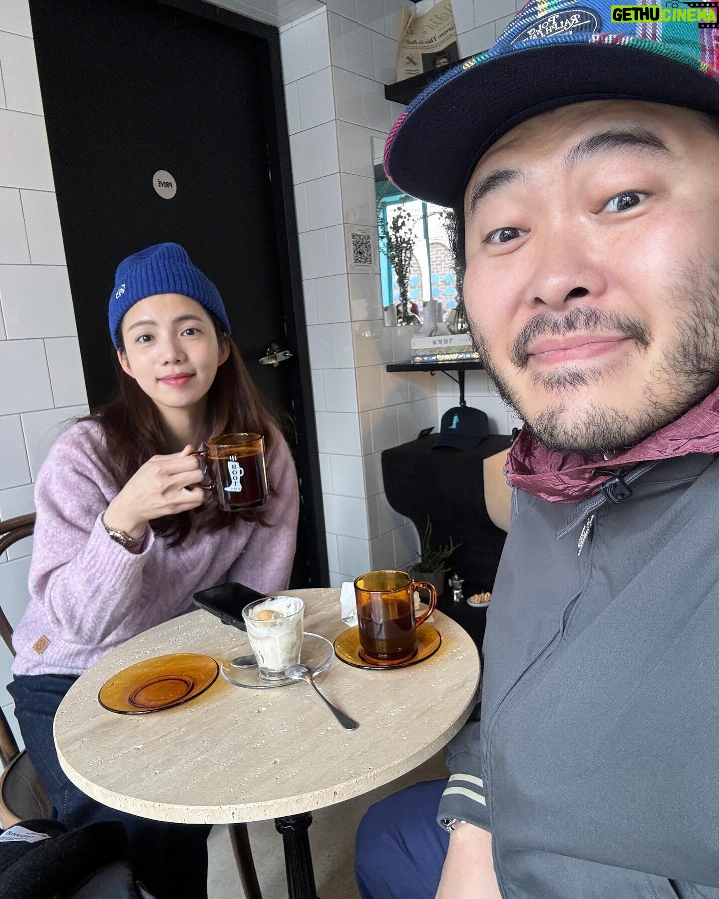 Kim Ki-bang - 2K Likes - .
오늘하루는 우리 희바리 일일매니져😉
뉴발란스 행사 가볍게 클리어👍🏻
짧은 스케쥴 끝내고 딤섬 오픈런!!🏃🏻
골목 구경하다가 발견한 너무 반가운 boot cafe☕️
여기가 파리였어라..🇫🇷
매일 하루하루 알차게 보내는 중 입니다!!
오늘 하루도 행복하자구요~
.
#절대작지않은행복
#희바라기방