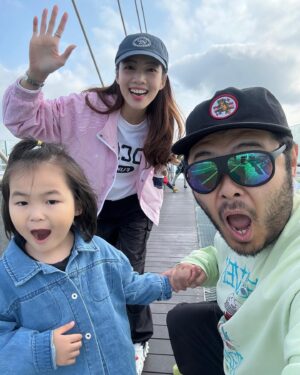 Kim Ki-bang Instagram - .
무계획으로 움직인 여행!
그냥 주말에 피세이그란폰도 응원갈까? 해서 숙소만 당일날 예약해서 출발했는데..모든게 너무너무 완벽했다!!!
우리 유하를 엄청 이뻐해준 삼촌이모들 덕분에 유하 기분이 계속 좋았고 또 날씨가 너무 좋았다!
우리 유하가 케이블카를 이렇게 좋아하다니..💙
이번에 또 느낀건..우리의 아이는 우리가 생각하고 알고 있는 것 보다 훨씬 더 대견하고 기특하다는거....
잘자라주고 있어서 너무 고맙다!! 사랑해~
늘 뭐든걸 함께 공감해주고 진심으로 대해주는 우리 희도 너무너무 사랑해♥️ 
.
#희바라기방더하기그리니 #가족여행