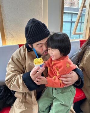 Kim Ki-bang Instagram - .
뵈르뵈르 안국점!!
용인이 삼촌 오픈축하해주러 온가족 출동~
아이스크림..너무 맛있잖아🍦🍨🍧
눈과 입이 즐거운 공간!! 
벌써 매장이 북적북적합니다!!
마지막 영상은 반전..🤣🤣
뵈르뵈르 흥해라!!!! 
.
#뵈르뵈르 #안국맛집 #아이스크림