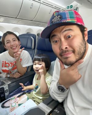Kim Ki-bang Instagram - .
유하와 함께 처음 간 해외여행!
다른건 둘째치고 비행기를 엄청 신경썼었어요..
목적지를 하와이로 정하고나서 긴 비행시간이 제일 걱정이었어요.. 아이와 함께 하는 첫번째 해외여행이라 감이 오질않더라고요..
 처음에는 무조건 넓은 좌석이 필요하겠다 싶어서 여러항공사 비지니스석을 알아봤어요. 그러다 아이가 편할까? 라는 생각이 들더라고요..조금 더 찾아봤어요. 그러다 에어프레미아 라는 다소 생소한 항공사를 찾게 됐어요. 우리나라 신생 항공사이고 중장거리비행을 주로하는데 이번에 처음으로 하와이 운항을 한다는 걸 알았어요. 근데 아직 하와이는 운항전이라 리뷰도 없고..힝ㅜㅜ
그래도 믿고 예약을 하게 된 결정적이유는!!!! 
좌석간격과 넓이였어요!!!
보잉747 신식 비행기에 비지니스석을 없애고 프리미엄이코노미와 이코노미석만 있는데 프리미엄이코노미석이 정말 잘돼있더라고요!
사진과 설명만 보고 덜컥 예약을 했습니다!!!
이렇게 예약을해서 하와이를 다녀온 결과는..피드 사진으로 어느정도는 설명이 되죠??ㅋㅋㅋ
너무 만족스럽게 잘 다녀왔어요!!
요즘 여행계획하시는 분들 많으실텐데 비행기티켓가격..무시 못하잖아요? 에어프레미아가 운항하는 나라라면..무조건 강추!!
광고아닌 순수하게 감동해서 추천드리는 간만에 아주 긴 글이었습니다!!ㅋㅋㅋ 모두 행복하세요❤️.
.
#유하첫해외여행 #하와이 
#에어프레미아 #프리미엄이코노미