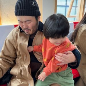 Kim Ki-bang Instagram - .
뵈르뵈르 안국점!!
용인이 삼촌 오픈축하해주러 온가족 출동~
아이스크림..너무 맛있잖아🍦🍨🍧
눈과 입이 즐거운 공간!! 
벌써 매장이 북적북적합니다!!
마지막 영상은 반전..🤣🤣
뵈르뵈르 흥해라!!!! 
.
#뵈르뵈르 #안국맛집 #아이스크림