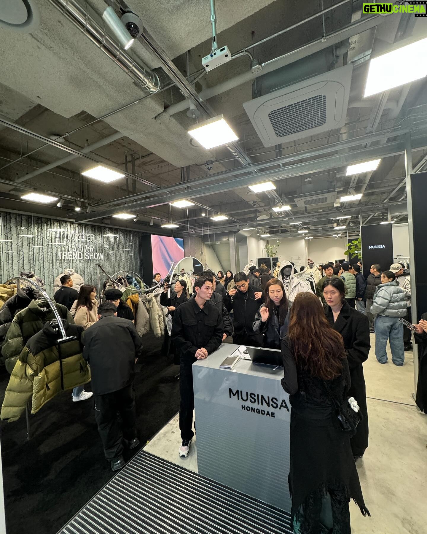 Kim Ki-bang - 3.6K Likes - .
‘무신사 홍대!!’
약 7700개 브랜드가 있는 무신사!!
그중에 홍대분위기에 맞춰서 150개브랜드를 선정해서 홍대에 오프라인 매장을 만들었어요!!
지하1층부터 3층까지 정말 준비 많이 했더라고요~
멋쟁이들!!놀러가야죠😎
.
#무신사홍대