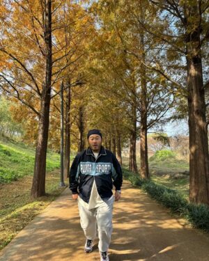 Kim Ki-bang Instagram - .
너에게로 가는 중~
.
#호들갑 #까부는중
#메타세콰이어길 #데이트