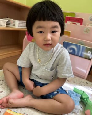 Kim Ki-bang Instagram - .
요즘들어 부쩍 많이 컸다는 생각이..
얼마전 사진들을 보는데 너무 아기아기해서 놀랐네~
사랑하는 우리 유하야!!💚
지금처럼 엄마아빠랑 재밌고 행복하게 살자~
사랑많이 줄게~
잘 받아서 다른사람들한테 나눠주는 좋은 사람되자^^
사랑해♥️
.
#희바라기방더하기그리니