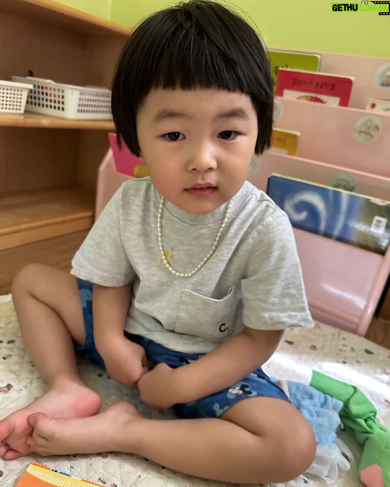 Kim Ki-bang - 1.9K Likes - .
요즘들어 부쩍 많이 컸다는 생각이..
얼마전 사진들을 보는데 너무 아기아기해서 놀랐네~
사랑하는 우리 유하야!!💚
지금처럼 엄마아빠랑 재밌고 행복하게 살자~
사랑많이 줄게~
잘 받아서 다른사람들한테 나눠주는 좋은 사람되자^^
사랑해♥️
.
#희바라기방더하기그리니