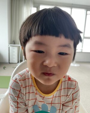 Kim Ki-bang Instagram - .
요즘들어 부쩍 많이 컸다는 생각이..
얼마전 사진들을 보는데 너무 아기아기해서 놀랐네~
사랑하는 우리 유하야!!💚
지금처럼 엄마아빠랑 재밌고 행복하게 살자~
사랑많이 줄게~
잘 받아서 다른사람들한테 나눠주는 좋은 사람되자^^
사랑해♥️
.
#희바라기방더하기그리니