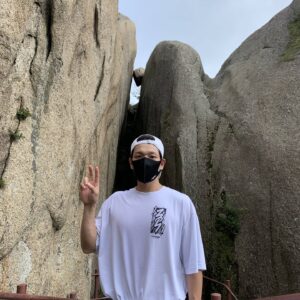 Kim Kyung-nam Instagram - 설악산에서 멋스럽게 사진 찍는 법.

1. 렌즈를 뚫어지게 볼 것.
2. 늠름한 표정 지을 것.
3. 세련된 제스쳐로 기분을 표현할 것.