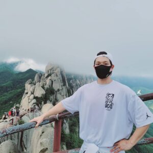 Kim Kyung-nam Instagram - 설악산에서 멋스럽게 사진 찍는 법.

1. 렌즈를 뚫어지게 볼 것.
2. 늠름한 표정 지을 것.
3. 세련된 제스쳐로 기분을 표현할 것.