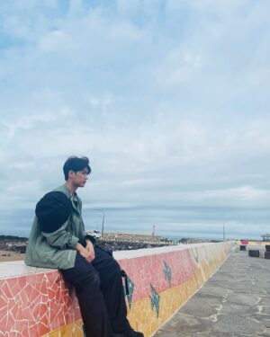 Kim Min-cheol Instagram - #웰컴투삼달리 돌고래 덕후 공지찬🐬🌊🔭