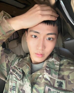 Kim Min-cheol Instagram - #넷플릭스 #종말의바보 #나현재 입니다🫡