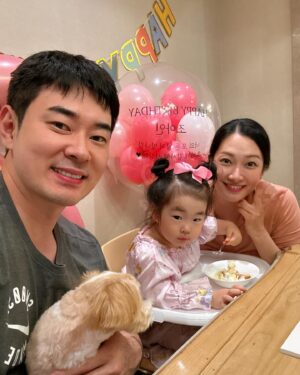 Kim Min-jung Instagram - .
사랑하는 우리 딸~
두번째 생일 진심으로 축하해!
좋은 날, 기쁜 날도 
힘든 날, 슬픈 날이어도
너의 모든 날은 반짝반짝 빛날거야✨
쑥쑥 자라는 너만큼 엄마도 성장시켜주는 너
엄마 아빠에게로 와줘서 고마워❤️
항상 너의 곁에서 함께 할게~
축하해 감사해 사랑해!

벌써 2년이 훌쩍 지나갔다니..
아인이 아빠도 고생 많았어요!
@luck7cho.choonghyun 
.
#두돌#생일#감동#케이크러버
