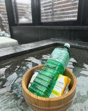 Kim Min-jung Instagram - .
눈 떠보니 온 세상 하얗게 눈 내렸던 수안보 여행
그래서 더더더 좋았네용~❄☃️ #Lucky
눈 내린 아침 노천탕 물놀이 2차전 돌입♨️
고로쇠물도 야무지게 챙겨가서 마시며 온천욕 즐겼어요ㅎ

아인인 뜨끈뜨끈 방에서 아침밥 먹으며 
물 받는 소리 듣고 신났어요. 얼른 밥 먹고
물에 들어가서 설거지 2차전ㅋㅋㅋㅋㅋ
요즘 자기가 먹은 그릇 제게 가져다 주면서
“엄마 설거지 해주세요~” 하거든요
이제 곧 스스로 셀프 설거지할 듯ㅎㅎ
물나오는 싱크대 장난감 가져가길 넘 잘했지 뭐예요😁

아이랑 함께 할 땐 문 다 닫아놓고 따뜻하게 온천욕하고
아빠는 혼자 상쾌한 눈 내린 아침 공기 마시면 노천 반신욕
아직 21개월 아기니 가족탕이 여러모로 편하고 저희도 좋았어요👍🏻
아직 쌀쌀한 날씨! 온천욕 추천합니닷! 히히
(참고: 온천욕하면 남편처럼 눈 내리는 날 반바지로 다닐만큼 체온 올라가고 혈액순환이 좋아집미다🤣🤣🤣ㅋㅋㅋㅋㅋ)
.
.
#아기랑여행#21개월아기#딸맘#태교여행#온천#노천탕#가족탕